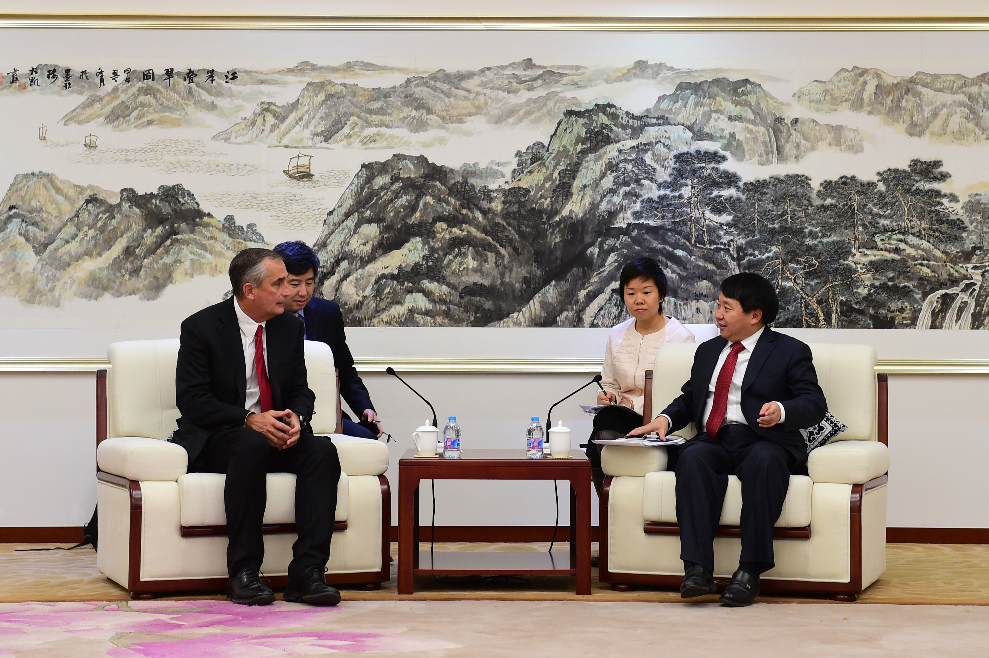 ���Ļ������Ӣ�ض���˾��ϯִ�йٿ�����